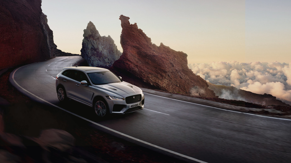 Jaguar F-Pace-SVR 2
