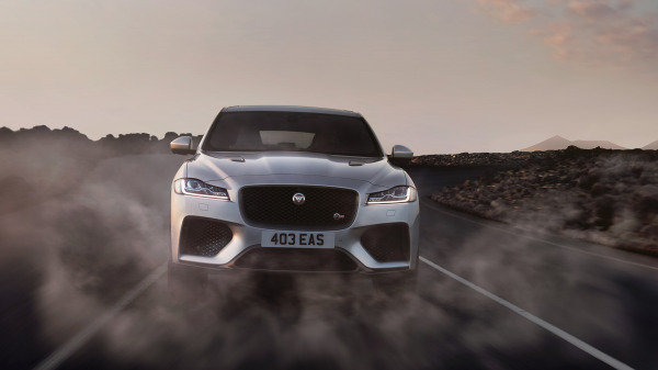 Jaguar F-Pace-SVR 4