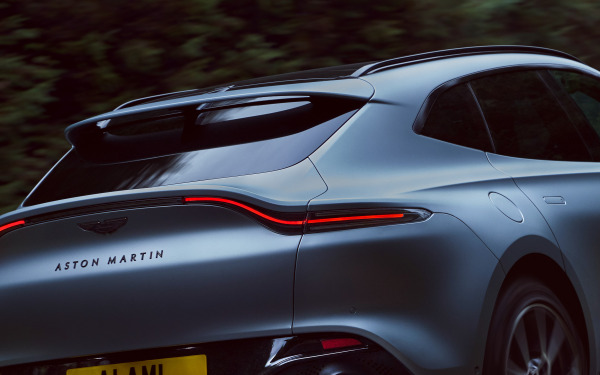 Aston Martin DBX 2