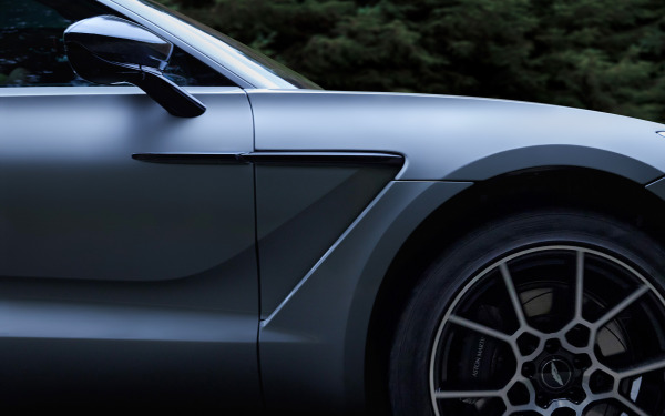 Aston Martin DBX 1